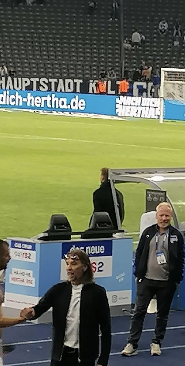izzMaro's tweet photo. 20(!) Minuten nach dem Abpfiff steht Niklas Stark immer noch am Spielfeld.

Ein jahrelanger Herthaner feiert seinen Abschied…. alleine.

Kein Applaus. Kein Dankeschön der Fans. Nichts.
#BSCfsv #hahohe https://t.co/62UUUmKr0j