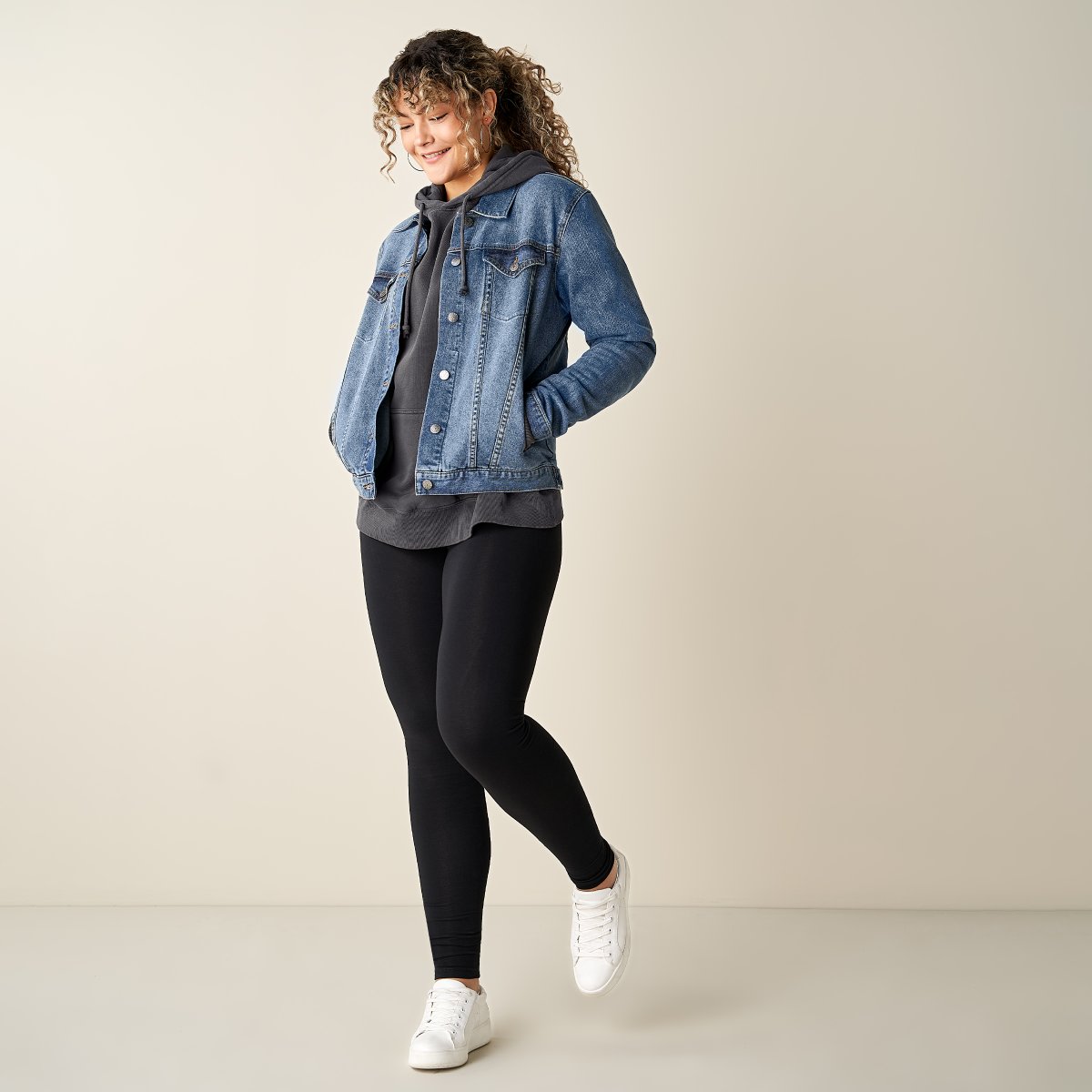 american_tall's tweet photo. How do you prefer to spend your Saturday: running errands all day or lounging at home? Either way, AT has you covered.
Model Height: 5'11"
Top: MT
Bottom: 29x35
.
.
.
#americantall #wethetall #tallfashion #tallblogger #tallwomen #leggings #hoodie #denimjacket https://t.co/hC6KrtMwiC