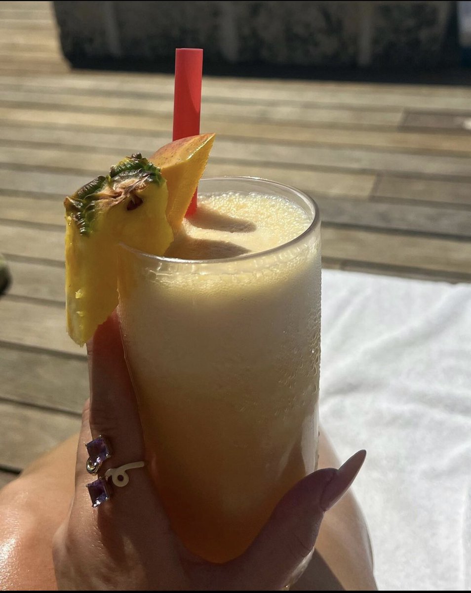 DEUSA TROPICAL! Kylie Jenner via Instagram ☀️
“piña colada por favor”