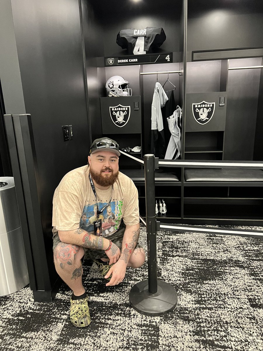 J_Cruuu's tweet photo. Went to your house an you weren’t home! @derekcarrqb @Raiders #raiderstour https://t.co/T1zQifG3Km