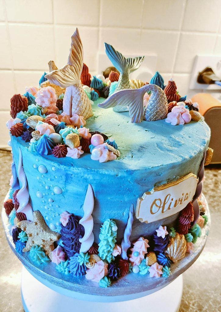 Camdragon's tweet photo. My daughter made this today for a little girl's christening. Nice job, @bethanyhaigh6 #bethbakes https://t.co/TUsdCs2JgO