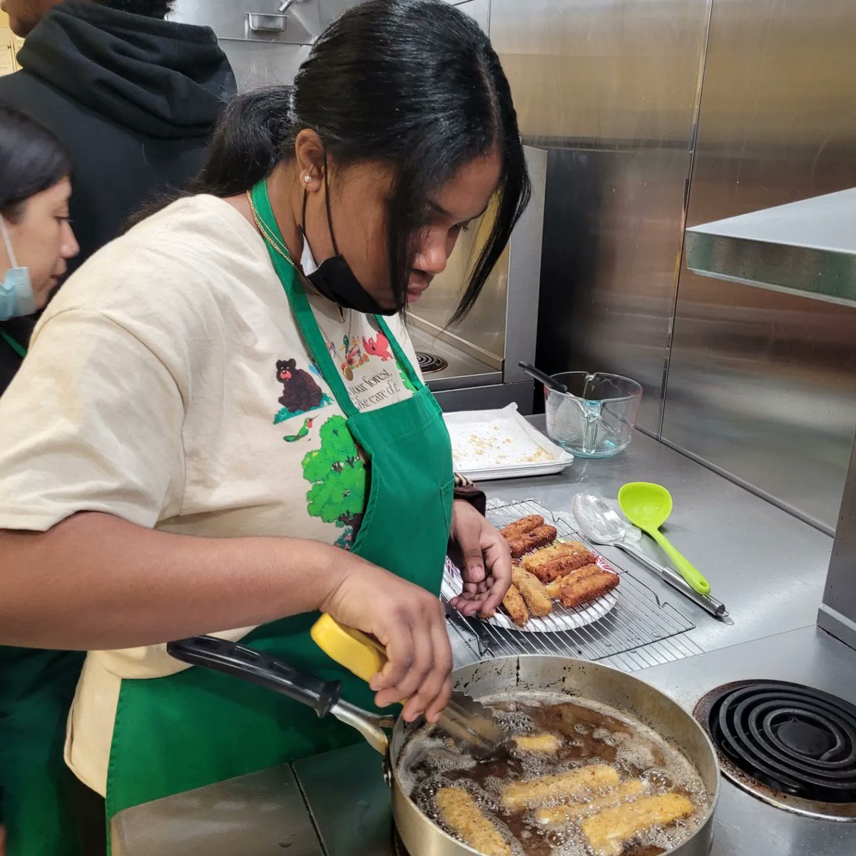 nazibadruddin's tweet photo. This week @OHSTornadoes400 Foodservice Preparation &amp; Culinary Arts Classes enjoyed making &amp; eating :) Mozzarella cheese sticks &amp; Taco salad bowls. @OHS_Athletics_ https://t.co/CzjjtcLizW