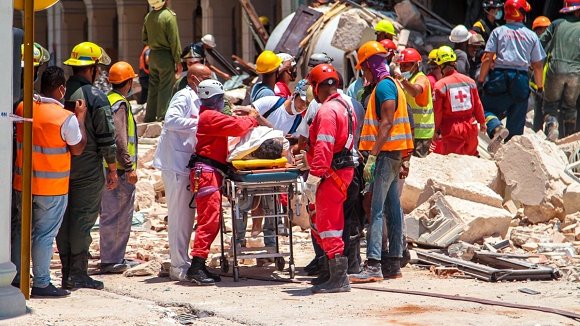 UJCdeCuba's tweet photo. Su misión, la del rescate y salvamento, es encontrar, aferrarse a la vida en medio del desastre. No han medido peligros, incertidumbres, el cansancio. Allí han estado los bomberos, el personal del SIUM, la Cruz Roja, las 💪 del orden. Gracias. #Cuba #Solidaridad @aylinalvarezG https://t.co/qIMKwp3YGw