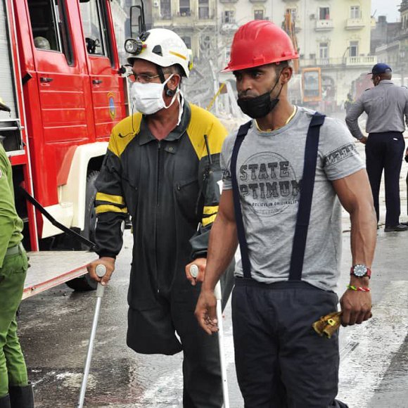 UJCdeCuba's tweet photo. Su misión, la del rescate y salvamento, es encontrar, aferrarse a la vida en medio del desastre. No han medido peligros, incertidumbres, el cansancio. Allí han estado los bomberos, el personal del SIUM, la Cruz Roja, las 💪 del orden. Gracias. #Cuba #Solidaridad @aylinalvarezG https://t.co/qIMKwp3YGw