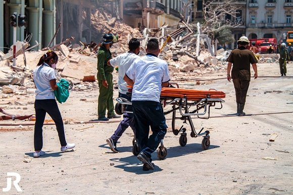 UJCdeCuba's tweet photo. Su misión, la del rescate y salvamento, es encontrar, aferrarse a la vida en medio del desastre. No han medido peligros, incertidumbres, el cansancio. Allí han estado los bomberos, el personal del SIUM, la Cruz Roja, las 💪 del orden. Gracias. #Cuba #Solidaridad @aylinalvarezG https://t.co/qIMKwp3YGw
