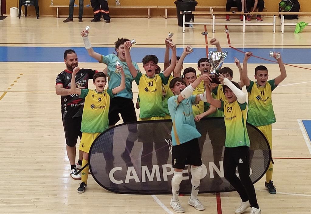 JaenFSbase's tweet photo. 🏆 ¡CAMPEONES DE LIGA! 

💛💚 El Infantil A, dirigido por @Davidalcantara6 se ha proclamado campeón de Liga esta tarde en Martos

👏🏻 ¡Enhorabuena, equipo!

#SomosJaén💛#FuturoAmarillo https://t.co/d0gjeO8ryz
