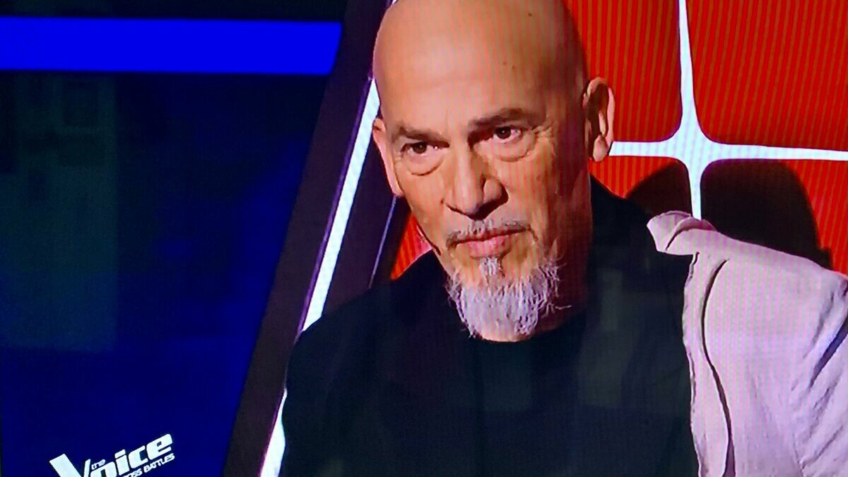 le_Parisien's tweet image. Florent Pagny, qui se bat contre un cancer du poumon, apparaît crâne rasé pour la première fois dans #TheVoice
➡️ l.leparisien.fr/A1zv