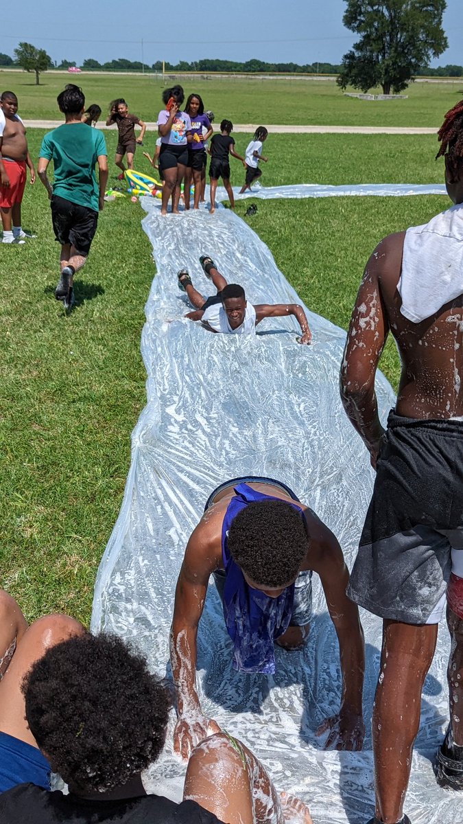 ealy_daeducator's tweet photo. Seeing the students enjoying themselves as we prepare to shock the state with the STAAR exam! #BandPicnic @BootzGold @DrHenson2 #CommittedToExcellence @MarlinISDTX #SoundsOfThunder https://t.co/9M9YRrJM17