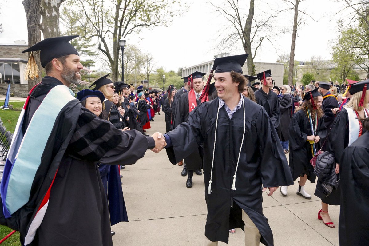 OhioWesleyan's tweet image. Congratulations, graduates❗️

“You are not an ordinary generation&quot; - Dr. Amy Acton

➡️ ow.ly/2kGR50J20Fp