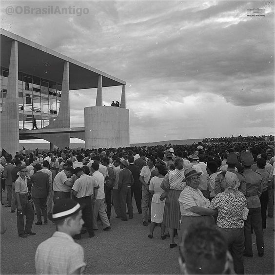 OBrasilAntigo's tweet photo. Início dos festejos da inauguração de Brasília diante do Palácio da Alvorada, 1960. 
- Arquivo Nacional https://t.co/RdJ1BFaq1e