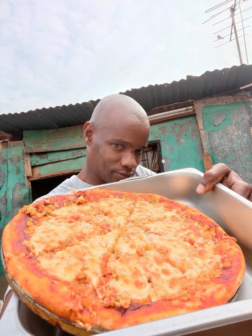 Mindset_FR's tweet photo. Il vend des pizzas de sa petite cabane pour échapper à la pauvreté. Rendez-le célèbre 🙌🏾🙌🏾🙌🏾 https://t.co/3pM6gfyulg