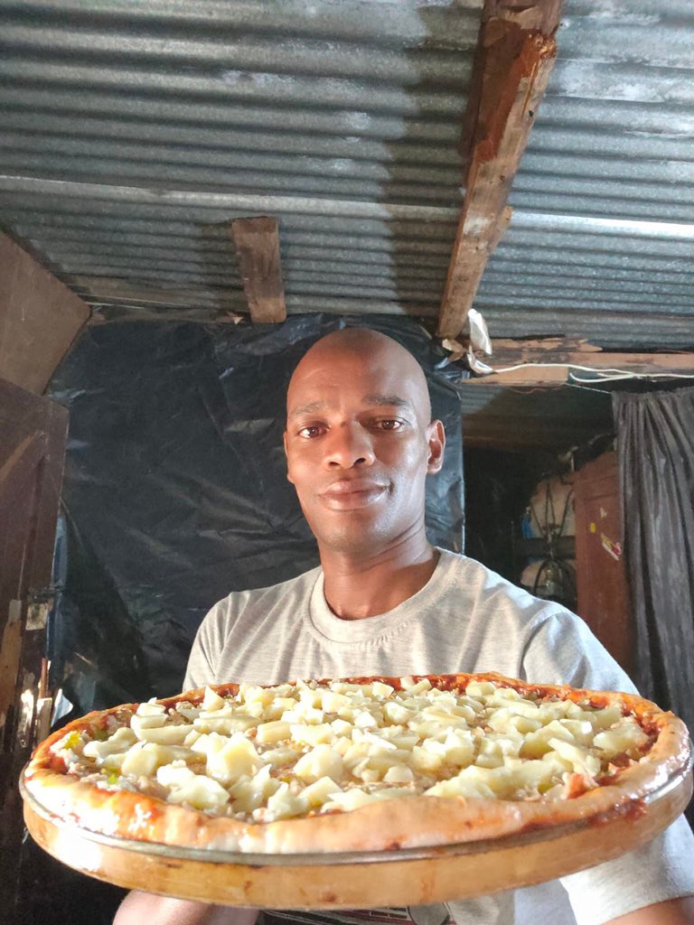 Mindset_FR's tweet photo. Il vend des pizzas de sa petite cabane pour échapper à la pauvreté. Rendez-le célèbre 🙌🏾🙌🏾🙌🏾 https://t.co/3pM6gfyulg