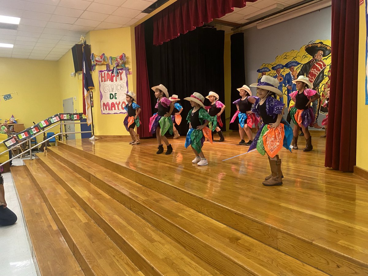 SjMottu's tweet photo. Cinco de Mayo @Tijerinaes style! Hermosas presentaciones por nuestros estudiantes! @Erwin_Garcia_ @tarrynce @ESO3_HISD @HISDMultiPrgms https://t.co/57Tuvi4qYX
