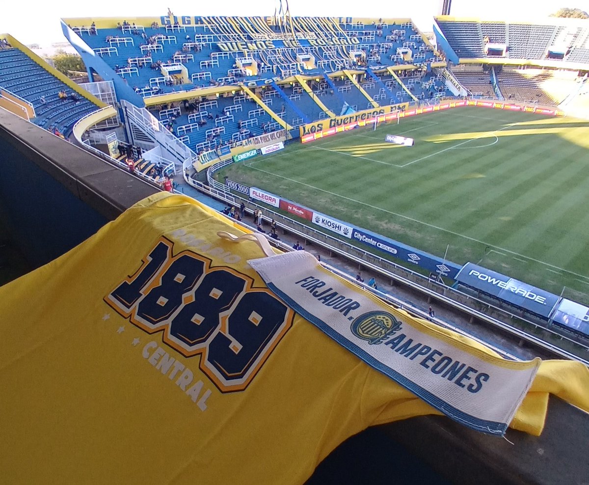 RosarioCentral's tweet image. 🇺🇦🏟️ ¡Ya comienza #LaPreviaCentral y vos podes ganarte esta remera y la cinta de capitán de MR9!

Participa dándole Like, RT y dejando tus últimos 3 números de DNI con el hashtag #GraciasMarco

📺 Mirala EN VIVO por nuestro canal oficial de YouTube youtu.be/b-46BN4ocQ4