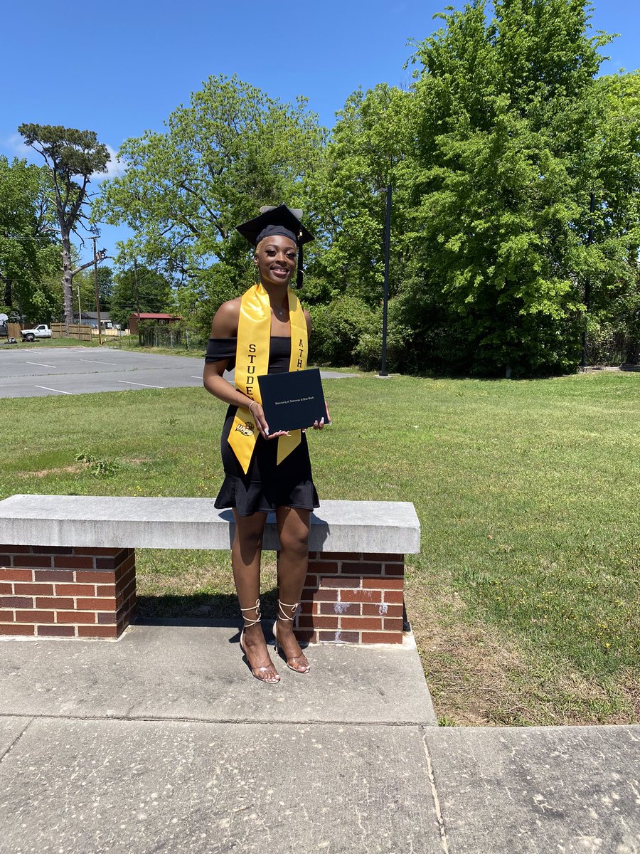 KDEEE23's tweet photo. Talk to me different 😏 #issaGRAD https://t.co/wJVFNIx6qO