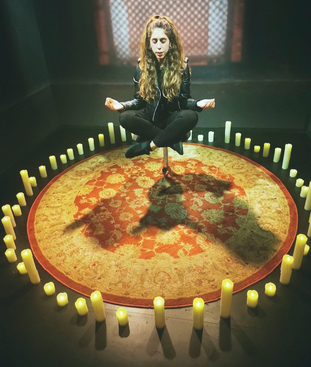 frainseriesland's tweet photo. Channeling my babe at the #MultiverseExperience ✨✨ @MarvelNewsIT
#Wanda #ScarletWitch #MultiverseOfMadness https://t.co/cXJkujmAXG