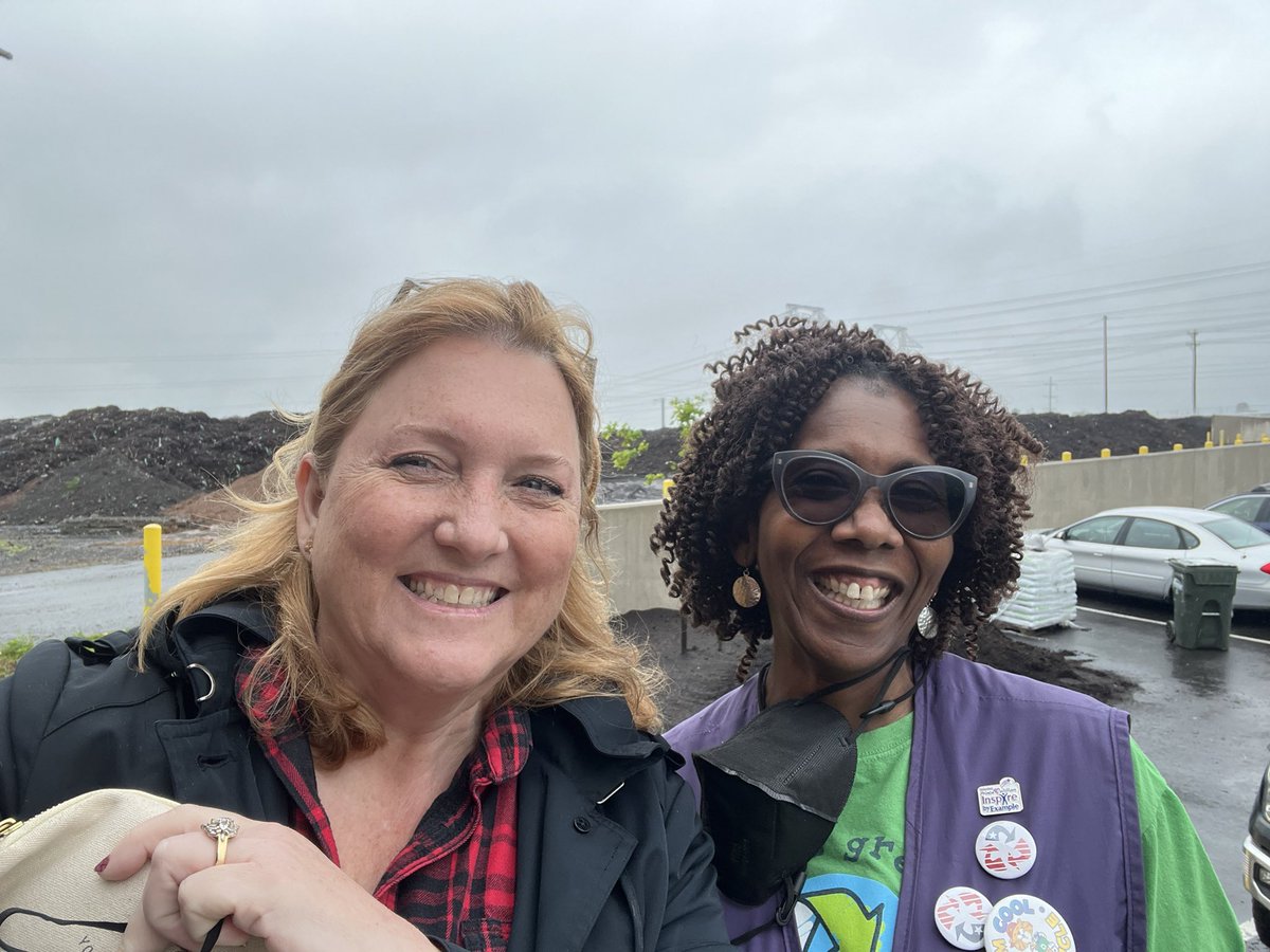 Melscience's tweet photo. Loved visiting with @pwcgov Solid Waste Division, @MG_PWC and Freestate Farms at #compost awareness day.  Drizzly and cold, but plenty of visitors learning about #sustainability! Folks picked up some free compost for their gardens! Thanks everyone for sharing #EnvLiteracy! https://t.co/Ps6R3PtDNi