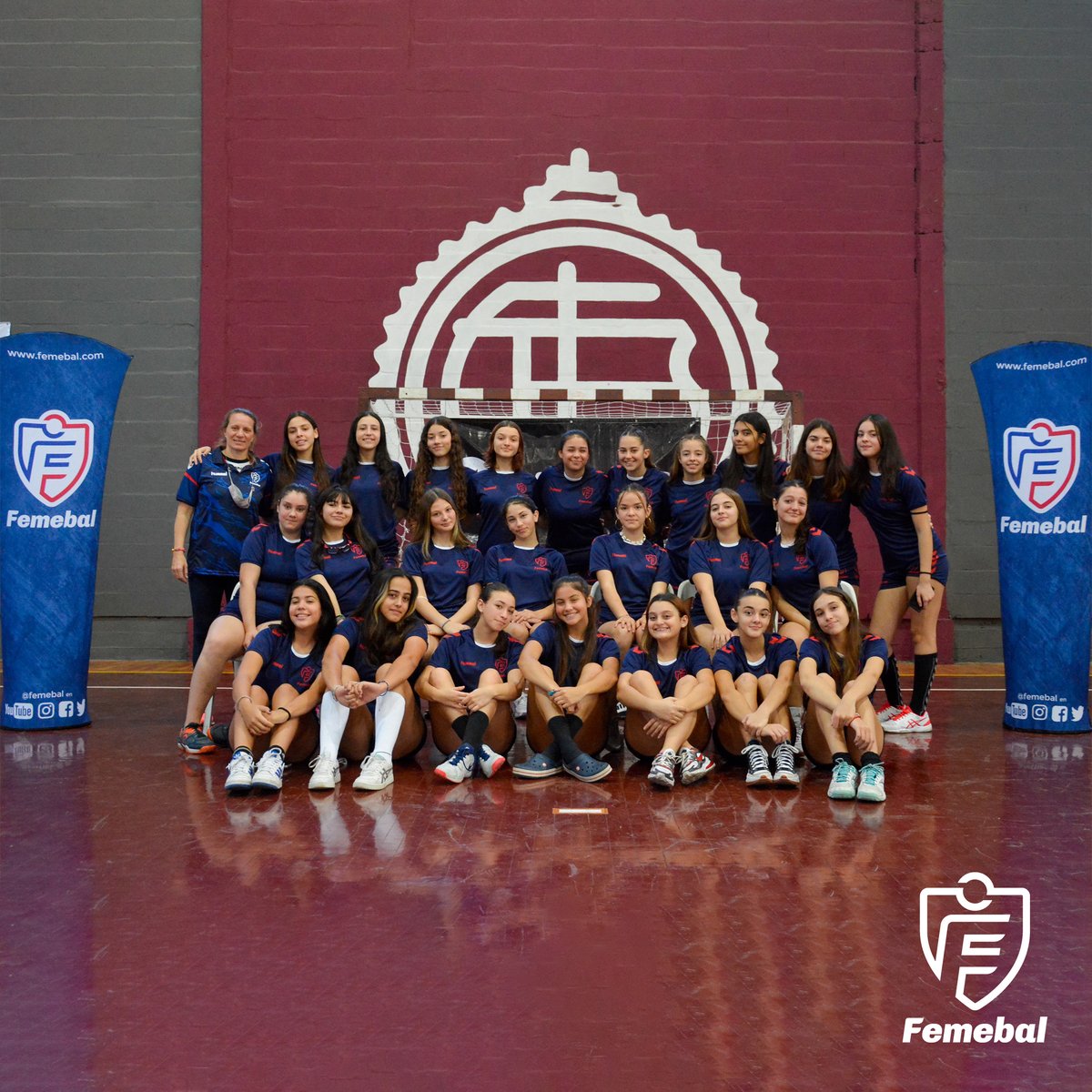 femebal's tweet image. #ProyectoDesarrollo 🤾‍♀️

👚 Esta mañana en las instalaciones de @lanushandballoficial, Gustavo Malventano junto al C.E entregaron la indumentaria para categorías menores, cadetas y juveniles de la rama femenina.

💪 Seguimos apostando al desarrollo en las categorías formativas.