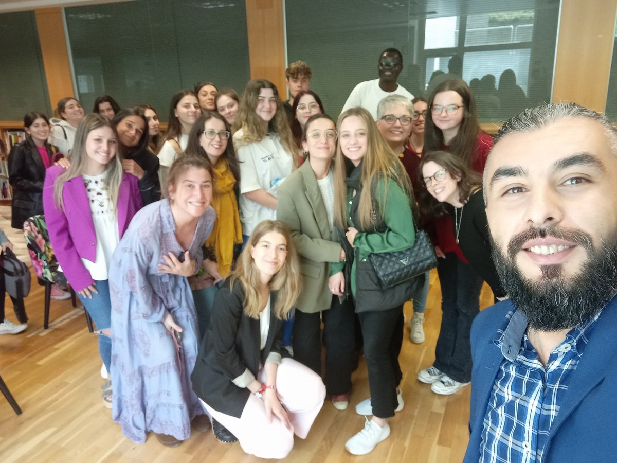 Hamdadsaid15's tweet photo. Hemos compartido un trozo de nuestra experiencia como mediadores de @ecosdosur con los alumnos de @CesugaGalicia.
Las calves de un mediador están en su diversidad lingüística pero sobre todo cultural y la cultura se cultiva con una mente sin miedo de lo diferente.
#mediadores https://t.co/hd2G8bBb3e