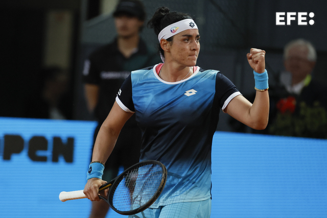 EFEdeportes's tweet photo. #ÚLTIMAHORA | 🏆 La tunecina Ons Jabeur conquista Madrid (5-7, 6-0 y 2-6 a la estadounidense Jessica Pegula). #MMOPEN | #EFEem https://t.co/i275bnBhFg