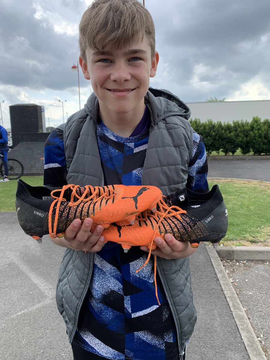 andydacre5's tweet photo. @louie_sibbo @DerbyRetweets @dcfcofficial Thanks for coming back and giving my lad your boots #seeyounextseason #dcfc #dtid https://t.co/P4WkIrYsBK