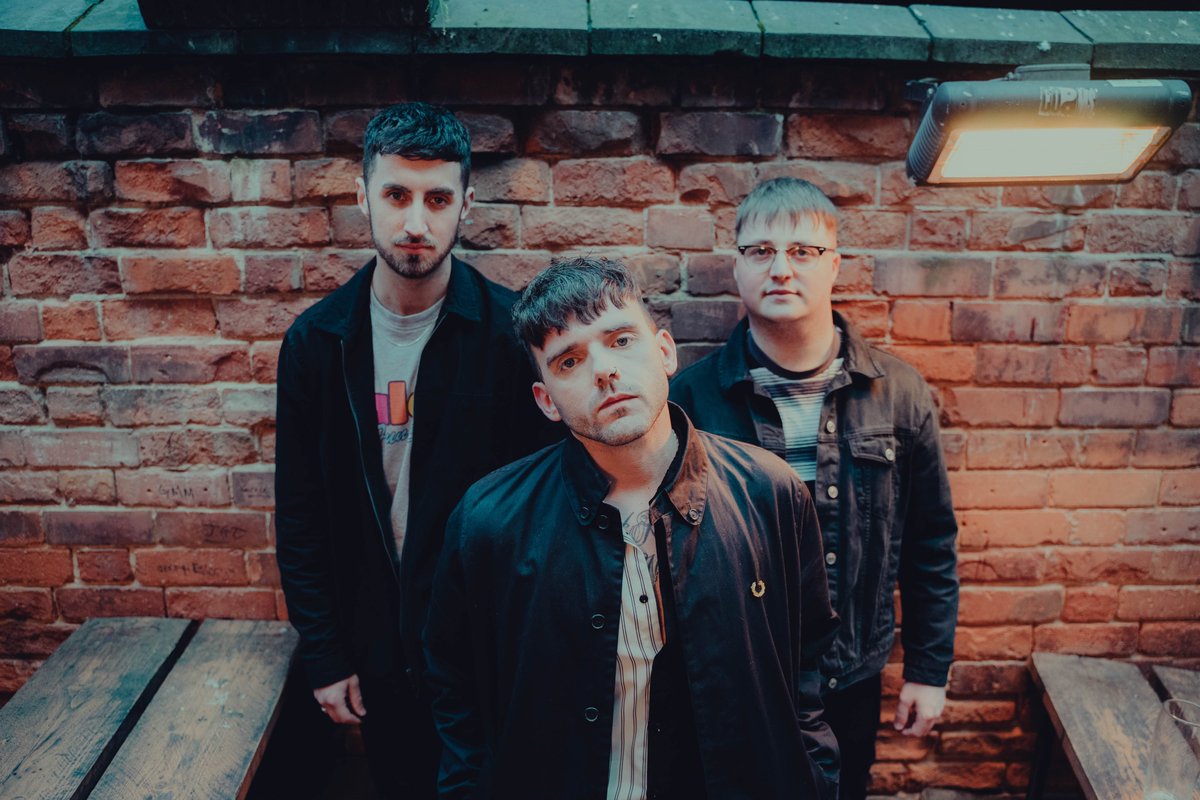 beatonthebeeb's tweet photo. 🐈‍⬛ The @BCMPMusic boys are chatting to @deanjacksondj now!
✖️ Talk is about the return track ‘Nothing To Live For’, their new sound and a gig at @rescuerooms...
📻 https://t.co/y9HlYBs4nK https://t.co/i0Ie1mzUxs