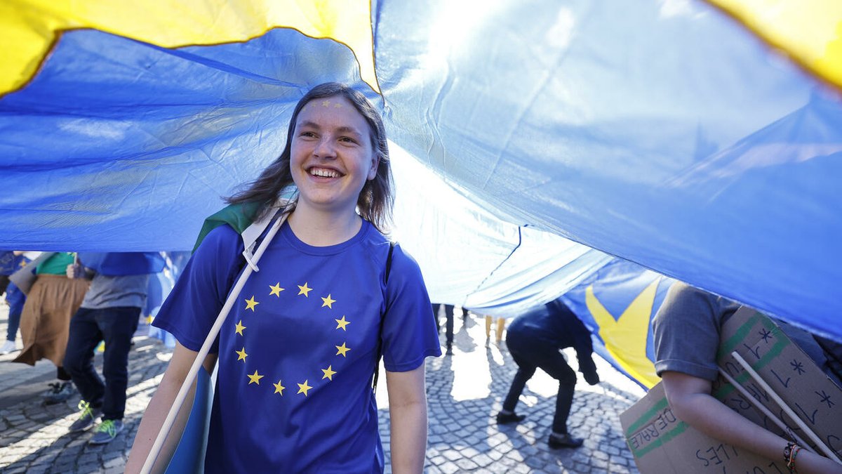 RFI's tweet photo. À Strasbourg, des centaines de jeunes marchent pour exiger plus d'Europe https://t.co/QInh5RIGfH https://t.co/DbhcdbKnfA