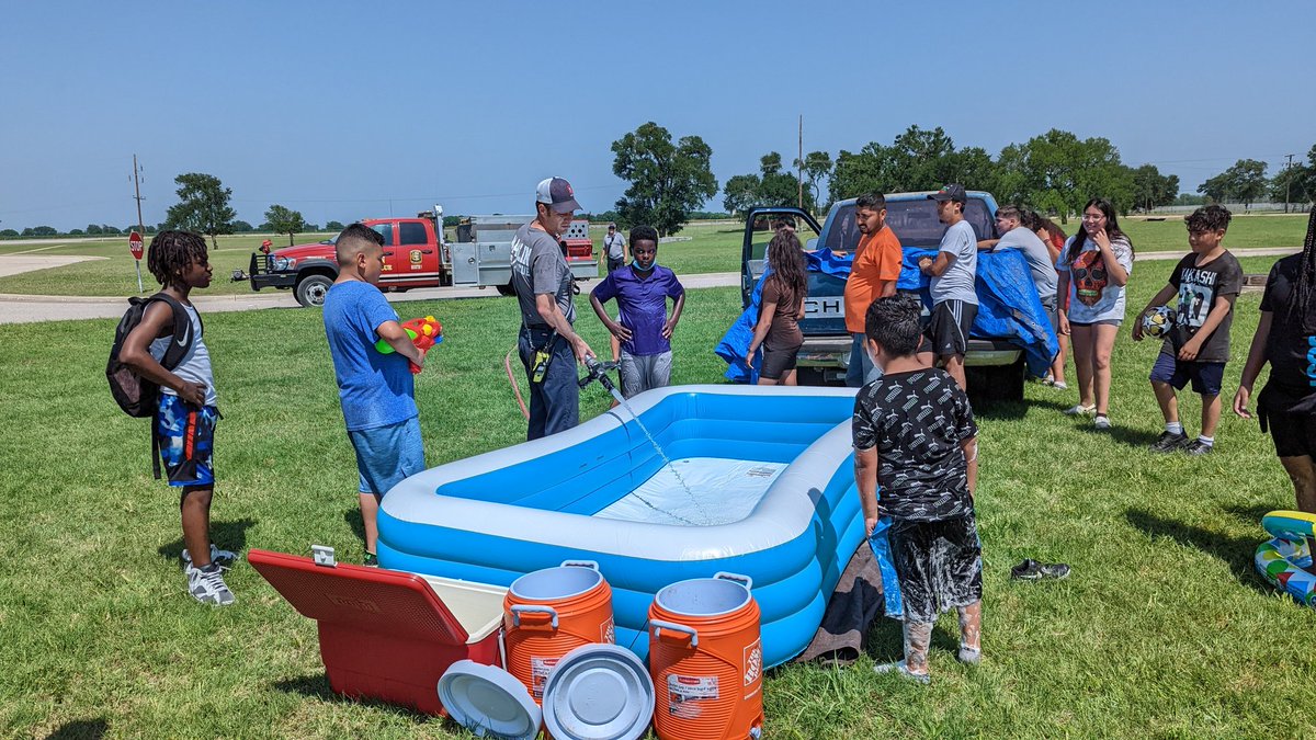 ealy_daeducator's tweet photo. When Marlin volunteer fire department shows up to make sure the students keep the party going. Thank you! #ItTakesACommunity @BootzGold @DrHenson2 #SoundsOfThunder #CommittedToExcellence @MarlinISDTX https://t.co/l23YaPpK75