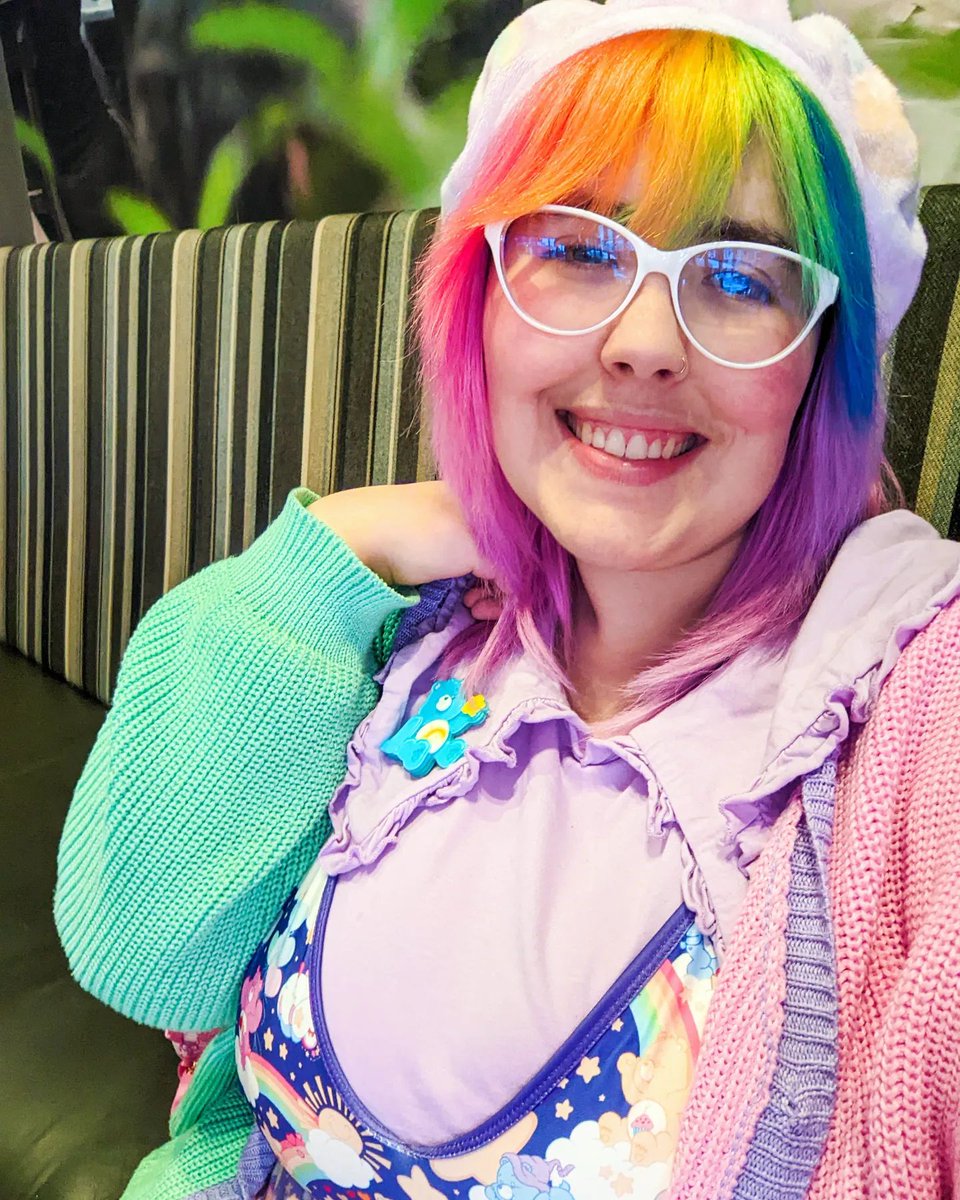 Today was my rainbow hair's first outing so of course I had to wear this adorable @blackmilkclothing X <a href="/carebears/">Care Bears™</a> dress 🌈💗
　
I had a great afternoon in town, just chilling with my faves <a href="/gelfrog/">Taylor 🌟🐸🌟</a> &amp; <a href="/leona/">Leona</a>.mae_ 🥰

📸 instagram.com/p/CdRN1ovrM-D/ via tweet.photo