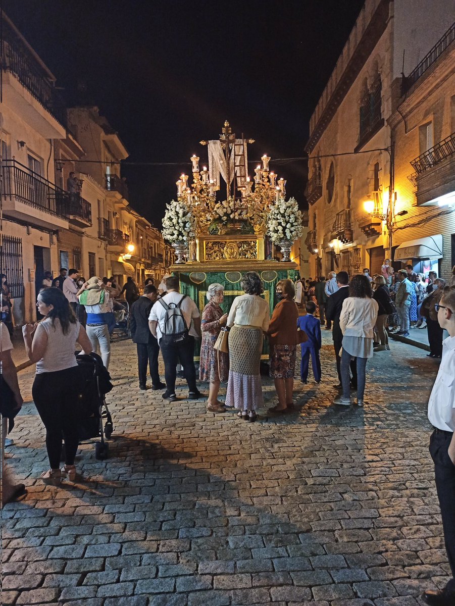 La <a href="/hdadsantana/">Hdad de la Santa Cruz de la Calle Santa Ana</a> por c/León XIII a los sones de "Pasa la Virgen Macarena" por #LasMercedesdeBollullos.