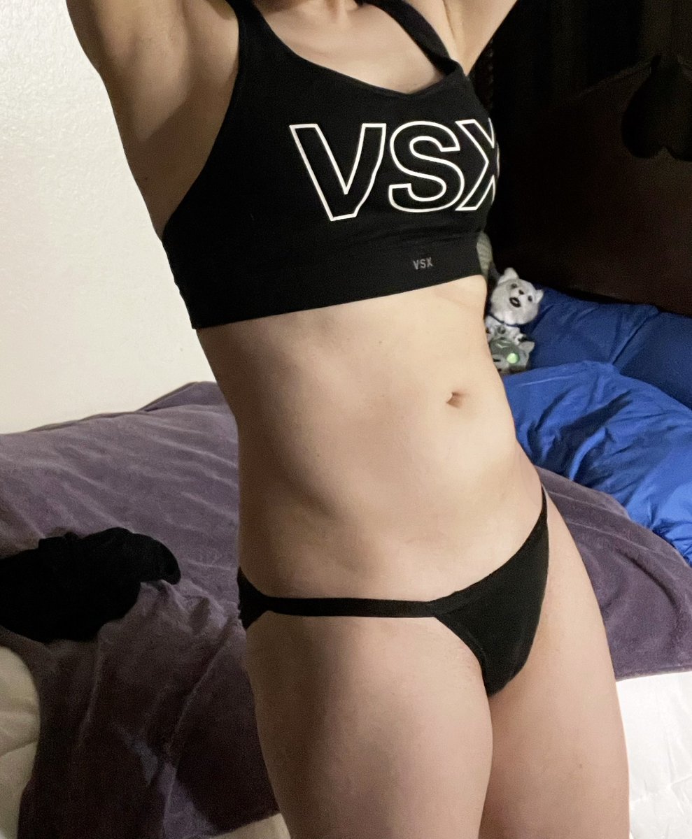 Camispyce's tweet photo. My Abs are on point today! 😤🤌🏻🙌🏻 #abs #fitness #fitfam #FitnessGirl #FitnessMotivation #victoriassecret #sportsbra #flex https://t.co/z1WOsnRcXl