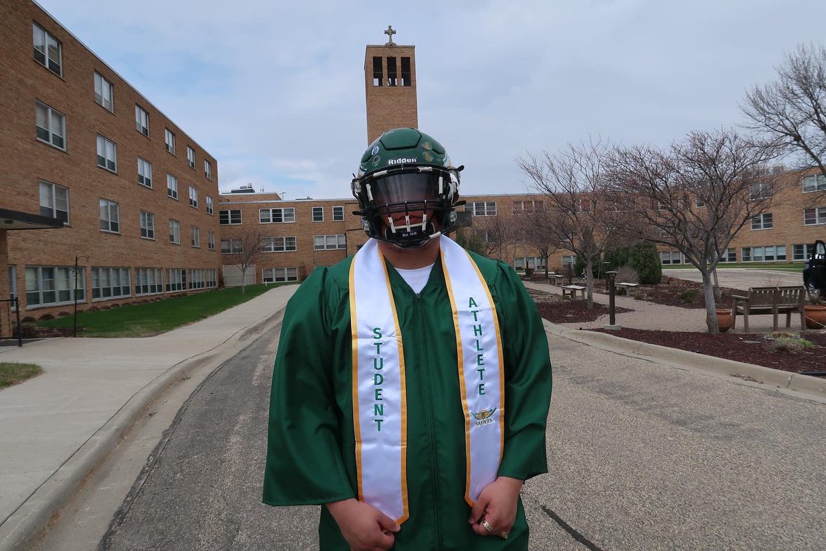 KrustyVlogs's tweet photo. I promise you anyone can do this, first generation LATINO in my blood family to get a double bachelors degree, NEVER GIVE UP. Life’s to short to take any sudden stops, only to the top from this milestone 🏆 #graduation2022 #1stgeneration https://t.co/uizf0dIi2Q