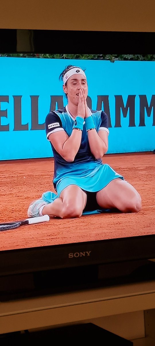 Am_Chelly's tweet photo. Bravo bravo bravo @Ons_Jabeur pour cette victoire exceptionnelle. Tu es en train d'écrire l'histoire du tennis tunisien et arabe. Tu es en train d'écrire ta propre histoire. Chapeau bas l'artiste. Le plafond de verre est explosé maintenant. Sky is the limit championnne https://t.co/Y1ti6zlYsz