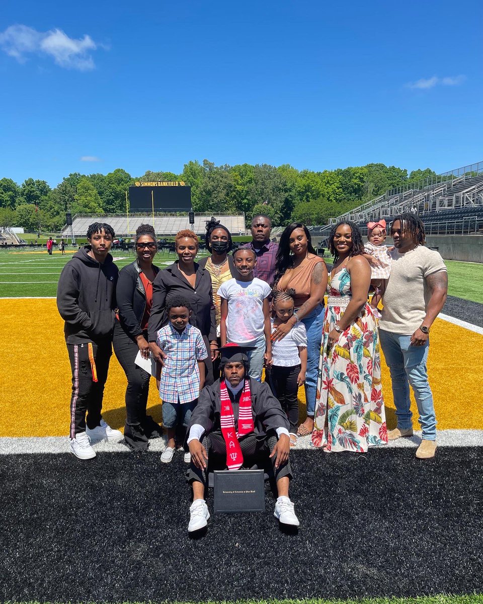 WilbournIv's tweet photo. Yeaa…Big GRAD, UAPB it’s been one hell of a ride 👨🏾‍🎓🤝🏾

#dew #out #graduation #nupesgraduate #newbeginnings #hbcugrad https://t.co/50kRM0A6I7