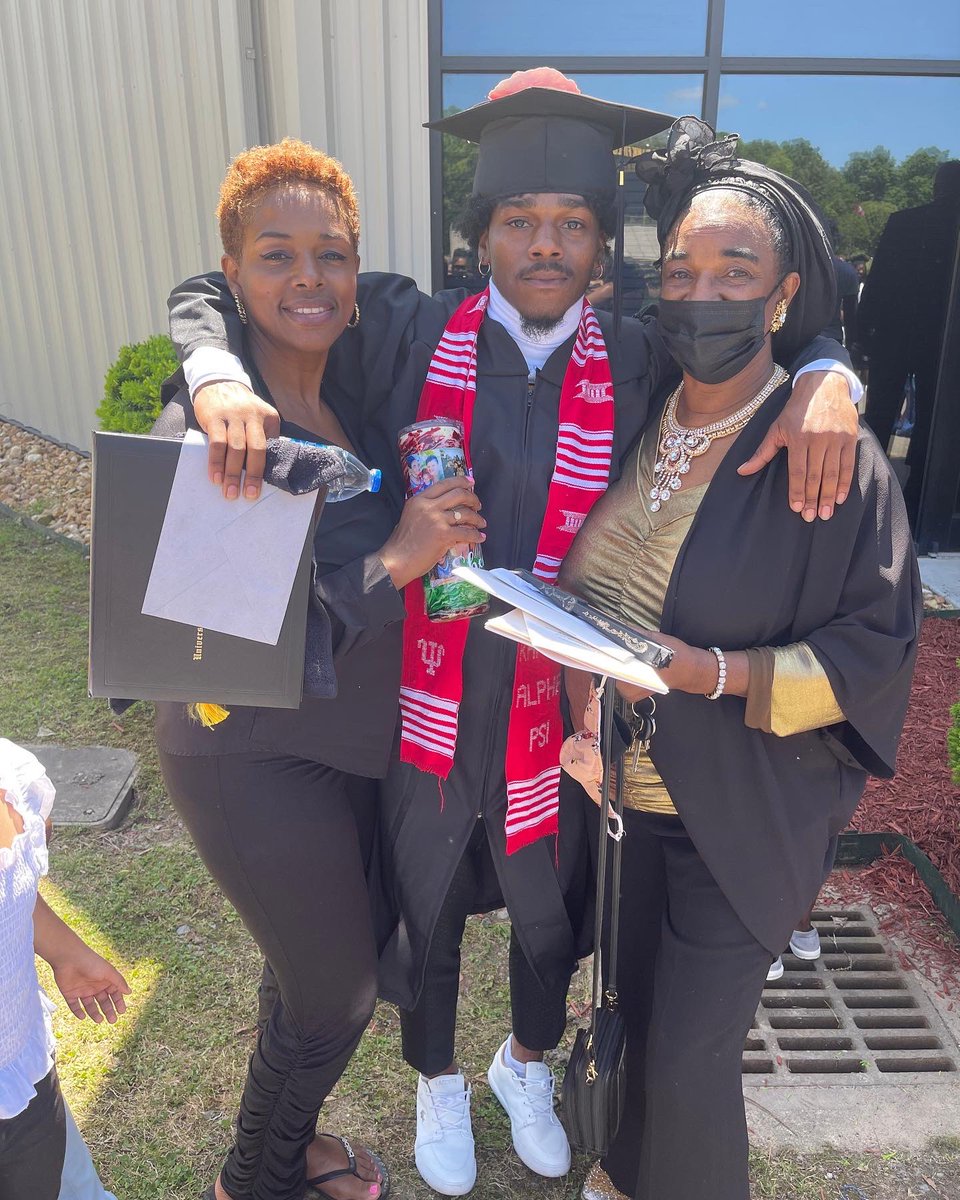 WilbournIv's tweet photo. Yeaa…Big GRAD, UAPB it’s been one hell of a ride 👨🏾‍🎓🤝🏾

#dew #out #graduation #nupesgraduate #newbeginnings #hbcugrad https://t.co/50kRM0A6I7