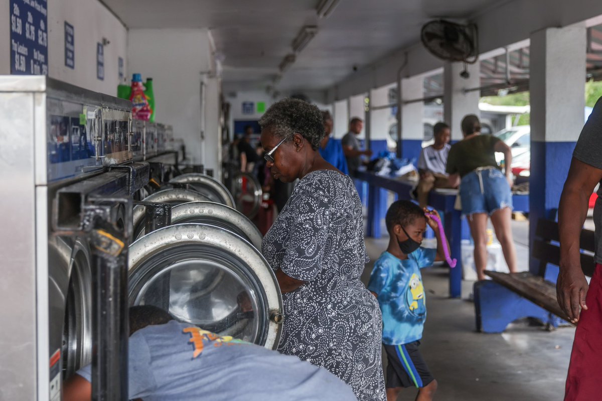 What a day @ our Tampa, FL #LaundryProject! 12 families washed 128 loads of laundry as the talented Quinn Cale worked on our latest #CLEAN mural!

Big thanks to <a href="/tpawalls/">Tampa Walls! Mural Festival</a> for making today possible &amp; joining us to deal #SoapAndHope

📸 <a href="/Photos_FLA/">Photos FLA</a>/<a href="/CBrickman/">Cade Brickman</a>

#HopeDealer #TPAWalls