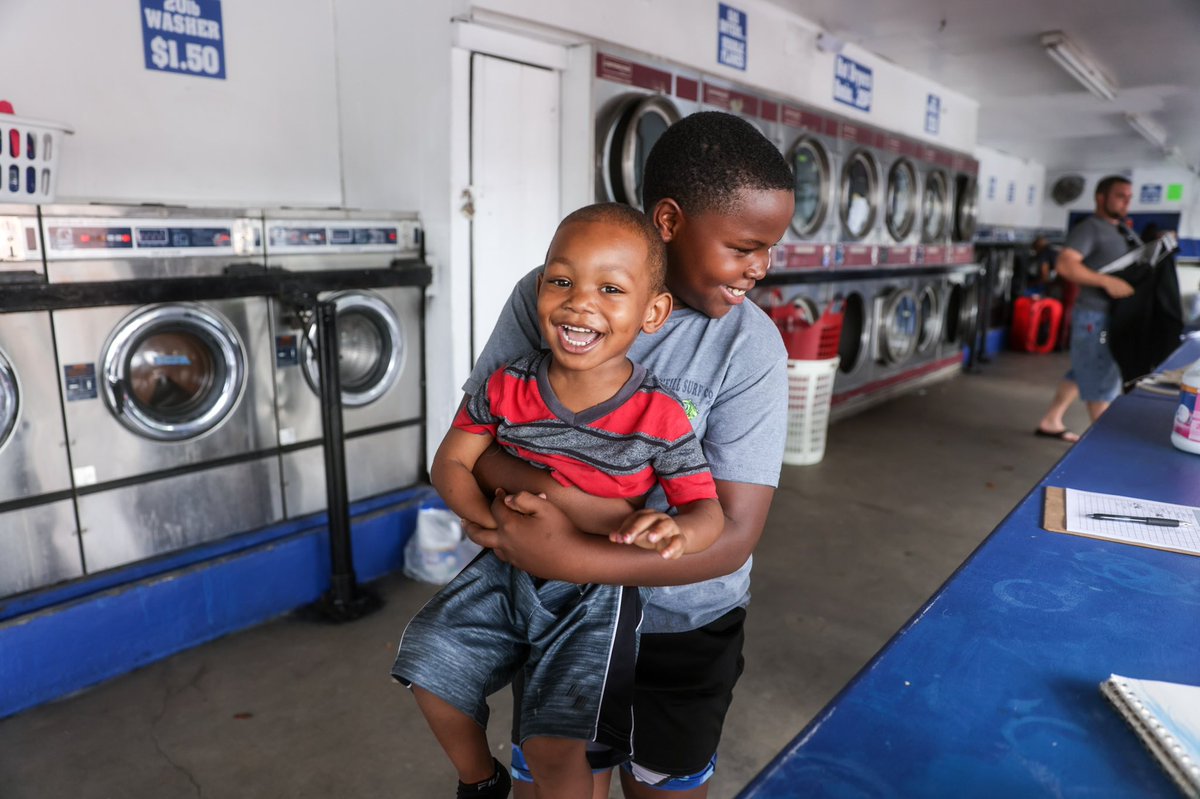 CurrentLP's tweet photo. What a day @ our Tampa, FL #LaundryProject! 12 families washed 128 loads of laundry as the talented Quinn Cale worked on our latest #CLEAN mural!

Big thanks to @tpawalls for making today possible &amp; joining us to deal #SoapAndHope

📸 @Photos_FLA/@CBrickman

#HopeDealer #TPAWalls https://t.co/iOPNHpqCu8