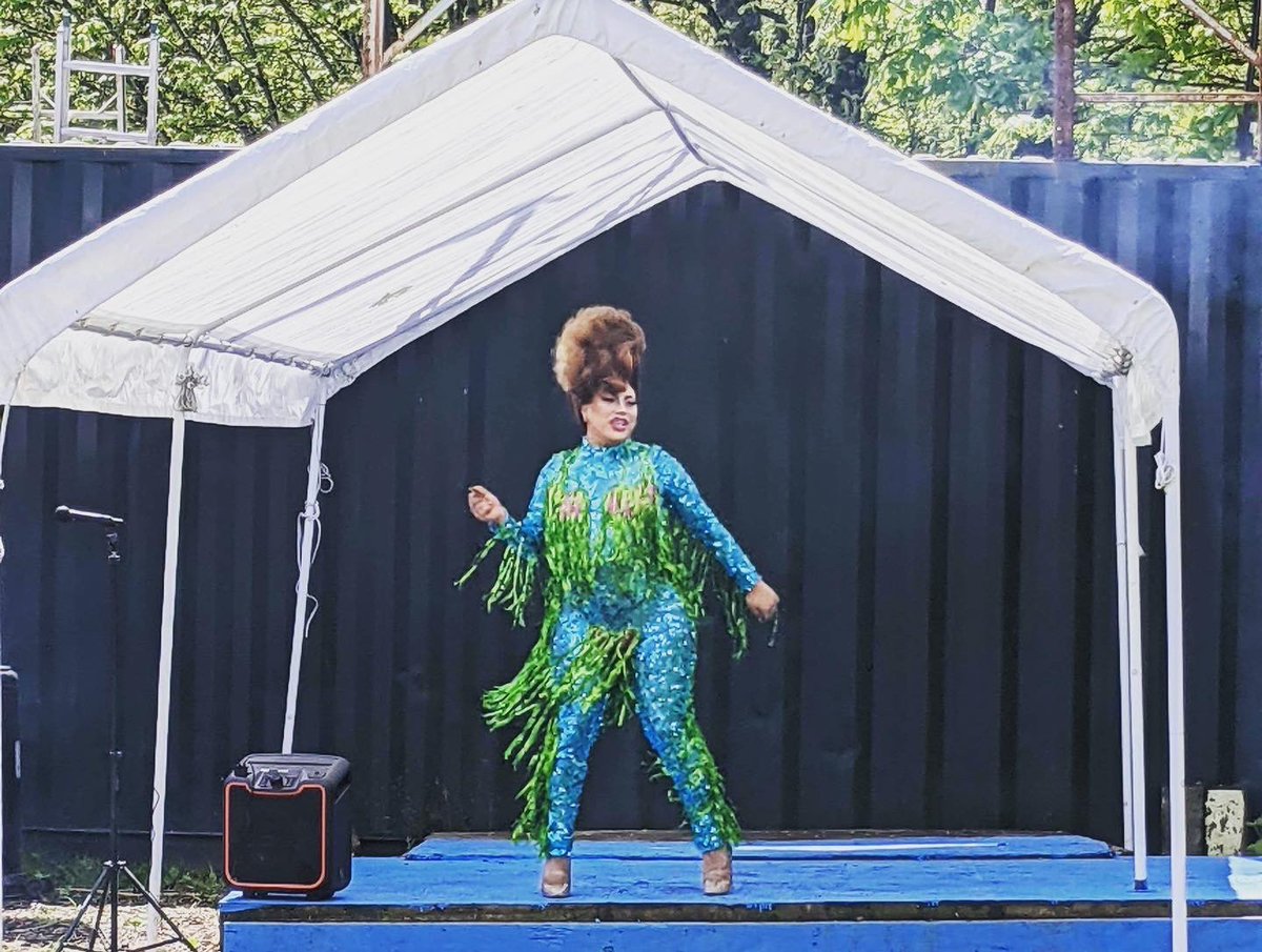 wa_conservation's tweet photo. Today, our staff / friends celebrated #EarthGay w/ partners @SeattleAudubon @patagoniasea #qpochikers @greenseattle @WCVoters #sharedspacesfdn We had drag performances, birding, restoration projects, trail walks, and community #gay #queer #lgbtqia https://t.co/kDuUWkV9wM