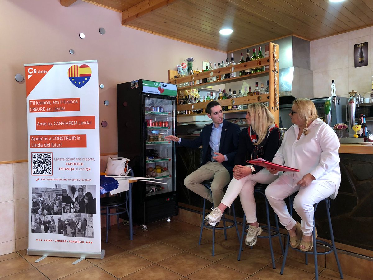 SergiTorresM's tweet photo. 🍊 Hoy he estado con los compañeros de @Cs_Lleida en #Alcarràs hablando de la #UniónEuropea.

💪🏽 ¡Debemos estar unidos para afrontar los desafíos comunes que se nos presentan!

🇪🇺 Los #liberales seguiremos trabajando para fortalecer el proyecto común europeo.

#RebeliónLiberal 🐾 https://t.co/R5Eb6mtBxh