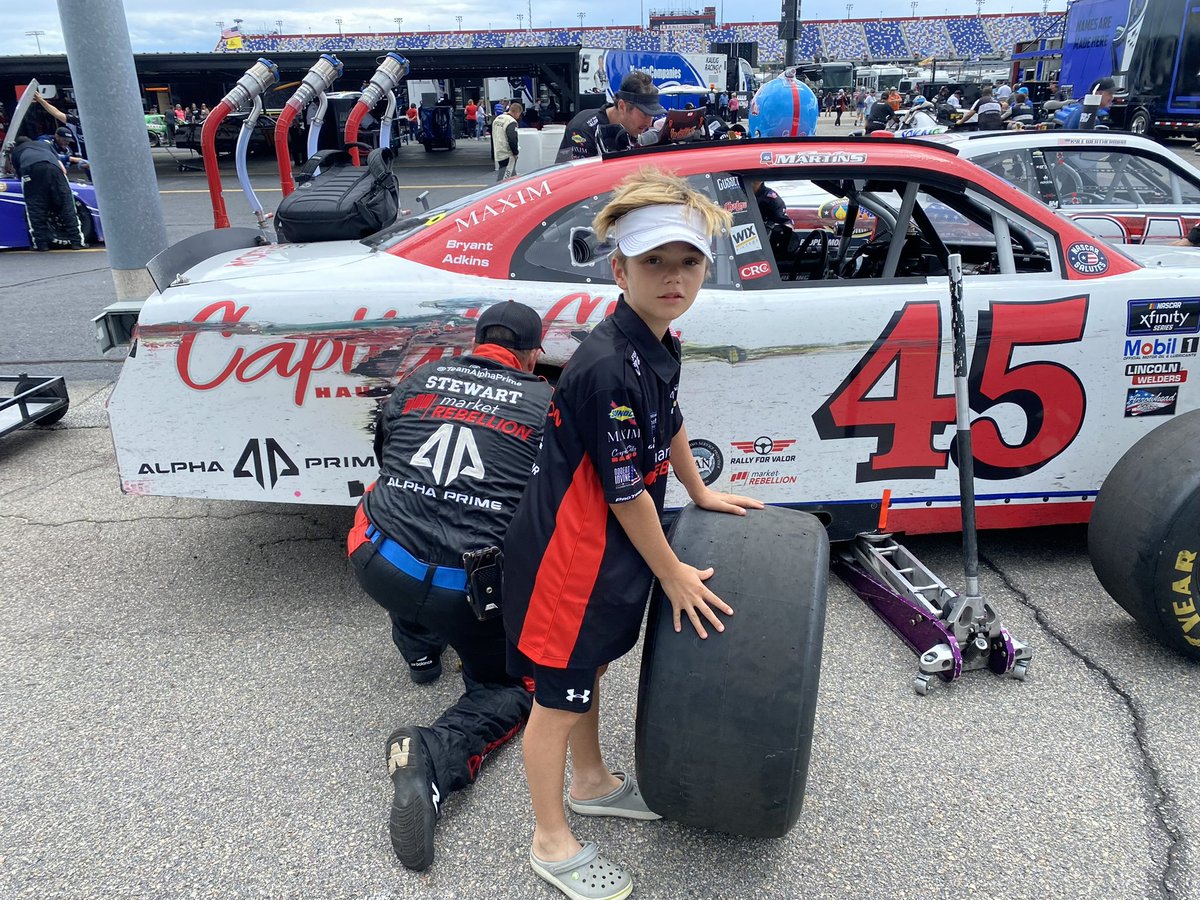 MarketRebels's tweet photo. Thank you @TommyJoeMartins for hosting our @rallyforvalor guests @TooToughToTame and bringing home the #45 to P17 at the #MahindraROXOR200 race. @TeamAlphaPrime @rirvinefound https://t.co/IJaCqdryRk