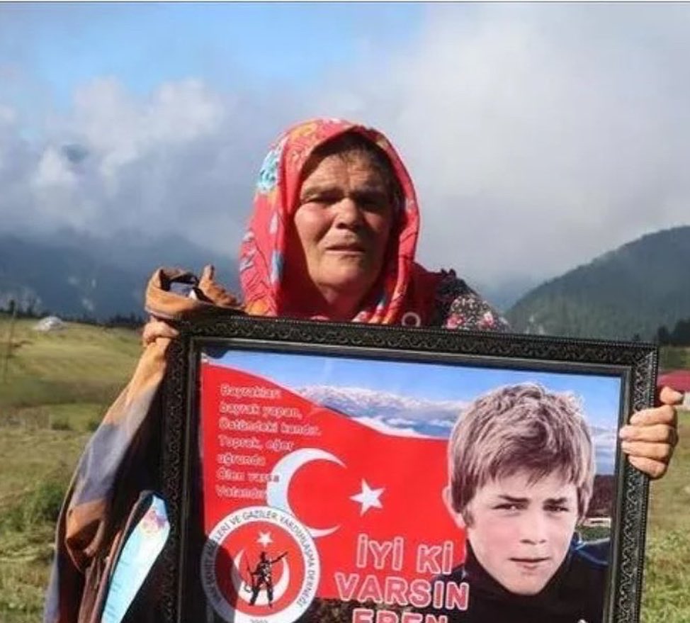 FrtCakiroglu's tweet photo. En çok sizlerin anneler gününüz kutlu olsun. Sizlere minnettarız. 

#AnnelerGünü https://t.co/m1Ia3JvLiH