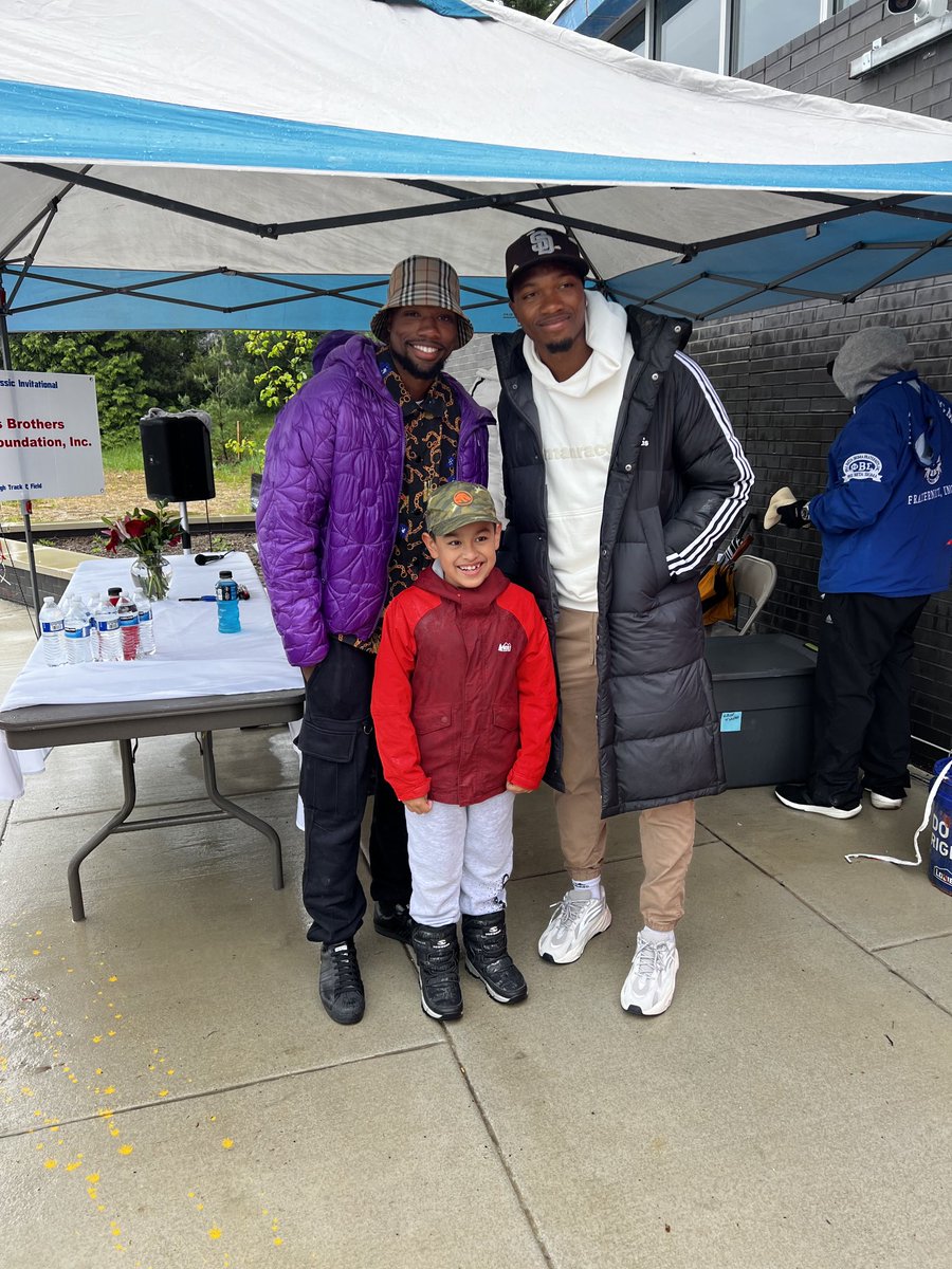 JeffHoustonPK8's tweet photo. Johnny was starstruck meeting ⁦@LylesNoah &amp;⁩ ⁦@josephus_lyles⁩ at the Titans Invitational today— not every day you get to hold an Olympic medal! ♥️🤍💙 ⁦@ACTitansTrack⁩ ⁦@sunshine182225⁩ https://t.co/cXTITCbiAY