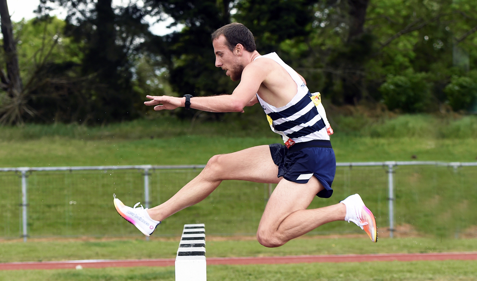 AthleticsImages's tweet photo. #TonbridgeAC's Michael Ellis on his way to victory in the steeplechase at the @Nat_Ath_League's championship fixture in Kingston 📷MarkShearman            @michael70055 @AthleticsWeekly https://t.co/JebDlElkK0