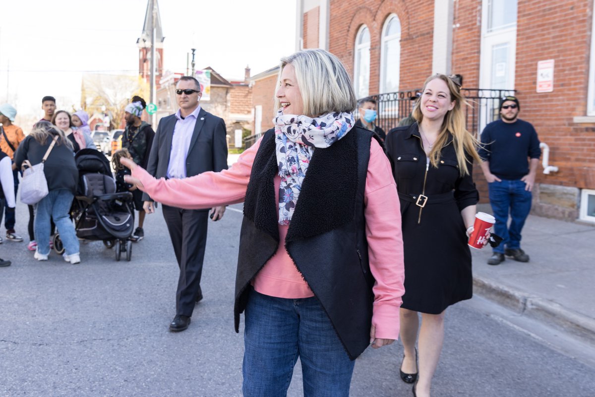 AndreaHorwath's tweet image. What a wonderful afternoon at Bowmanville’s Maple Festival today!

Thanks to everyone who stopped to say hello and show your support! And special thanks to Kim and Ava from @girlguidesofcan for the box of cookies! #MapleFest #MapleFestival2022 🍁