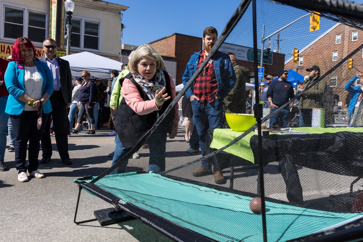 AndreaHorwath's tweet image. What a wonderful afternoon at Bowmanville’s Maple Festival today!

Thanks to everyone who stopped to say hello and show your support! And special thanks to Kim and Ava from @girlguidesofcan for the box of cookies! #MapleFest #MapleFestival2022 🍁