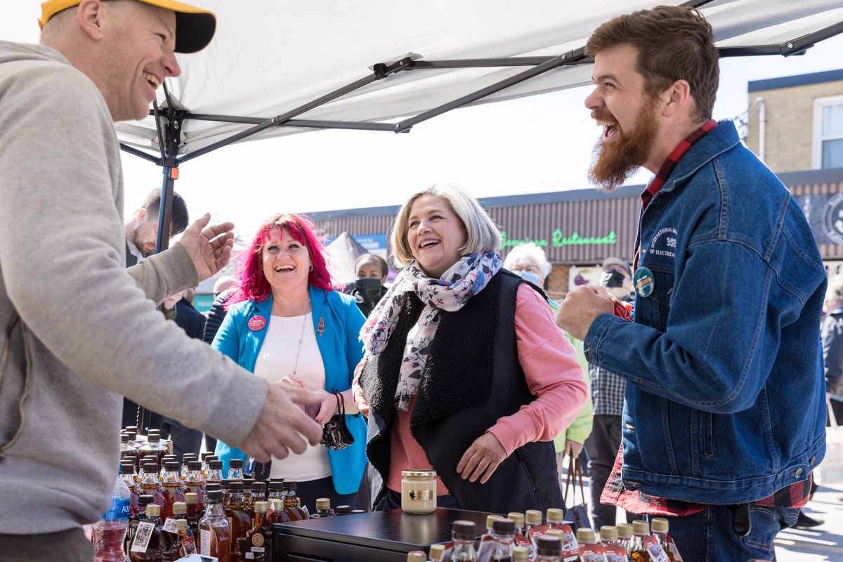 AndreaHorwath's tweet image. What a wonderful afternoon at Bowmanville’s Maple Festival today!

Thanks to everyone who stopped to say hello and show your support! And special thanks to Kim and Ava from @girlguidesofcan for the box of cookies! #MapleFest #MapleFestival2022 🍁