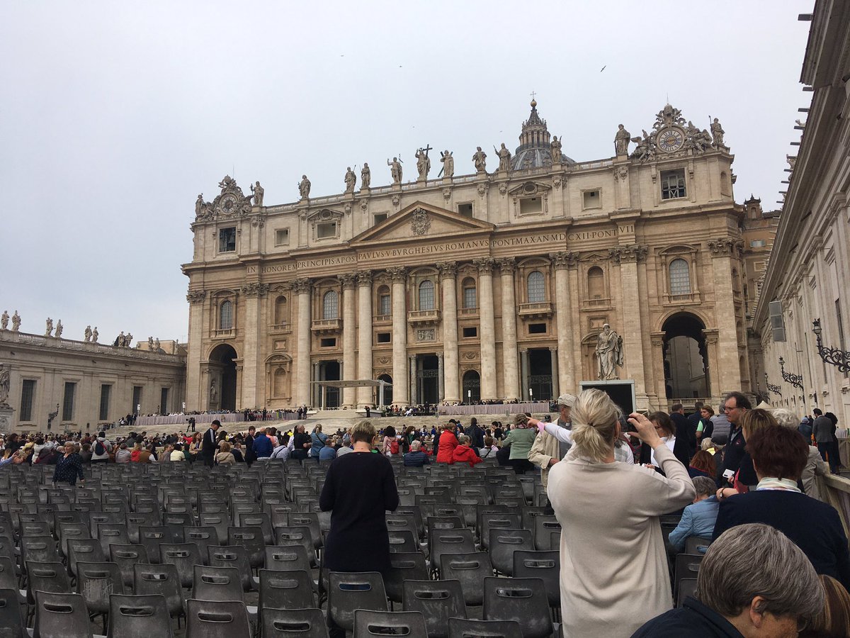 SMCA_Chaplaincy's tweet image. Guess who we saw today in the Vatican City while attending the Papal Audience on our final day?? @Pontifex @CAFOD #StepIntoTheGap