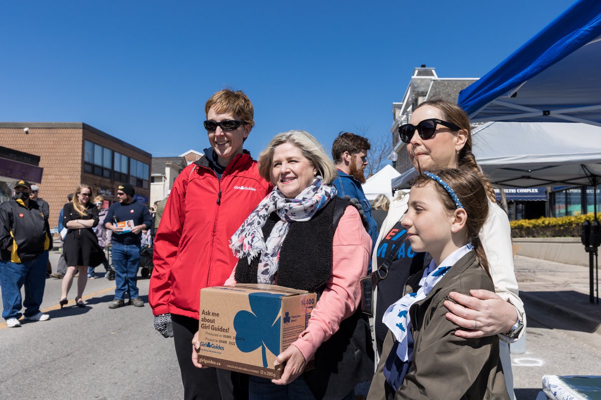 AndreaHorwath's tweet image. What a wonderful afternoon at Bowmanville’s Maple Festival today!

Thanks to everyone who stopped to say hello and show your support! And special thanks to Kim and Ava from @girlguidesofcan for the box of cookies! #MapleFest #MapleFestival2022 🍁