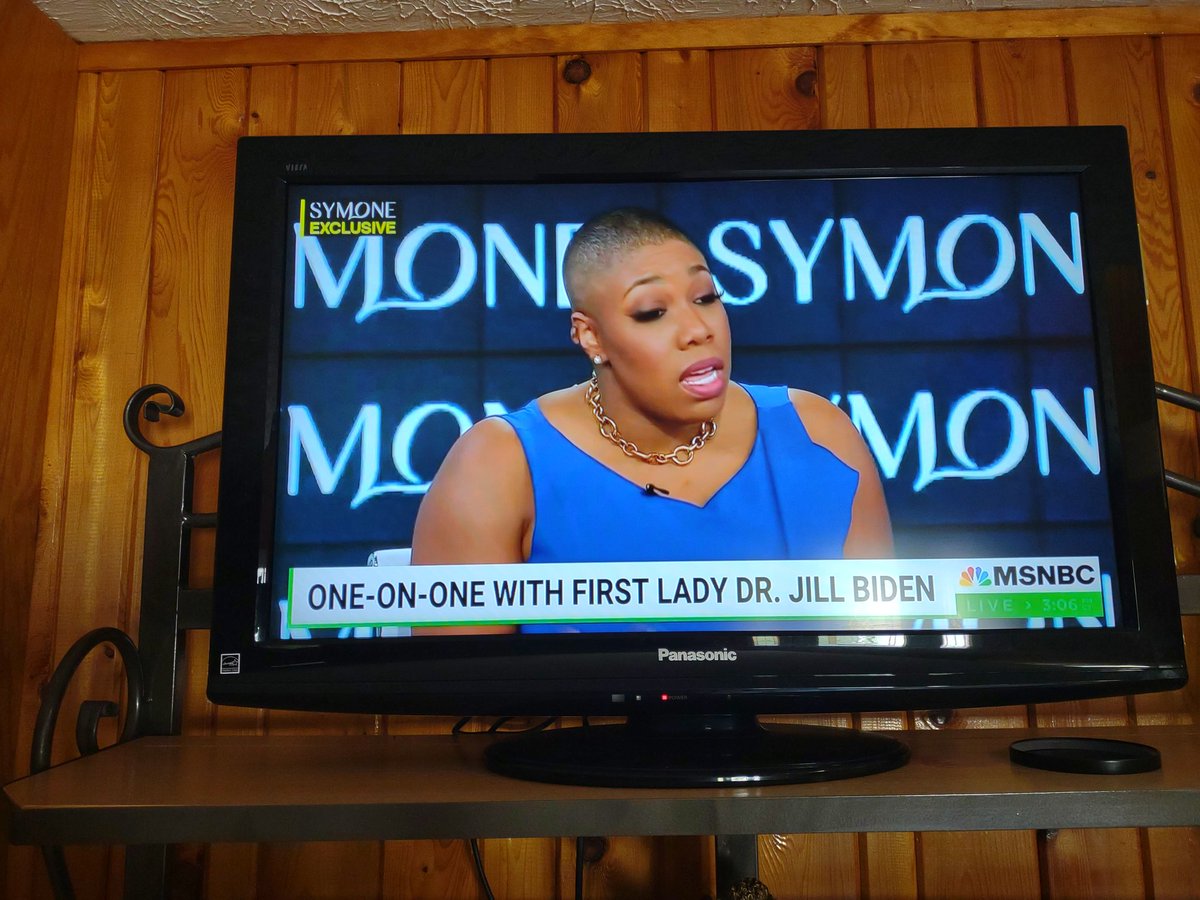Veronic78135446's tweet photo. @SymoneDSanders @FLOTUS @symonemsnbc I was totally off the grid while watching the inaugural show.  Kudos to you @SymoneDSanders can't wait for tomorrow's show. Keep soaring higher Queen 👏🏾👏🏾 https://t.co/ASADcnF7U9