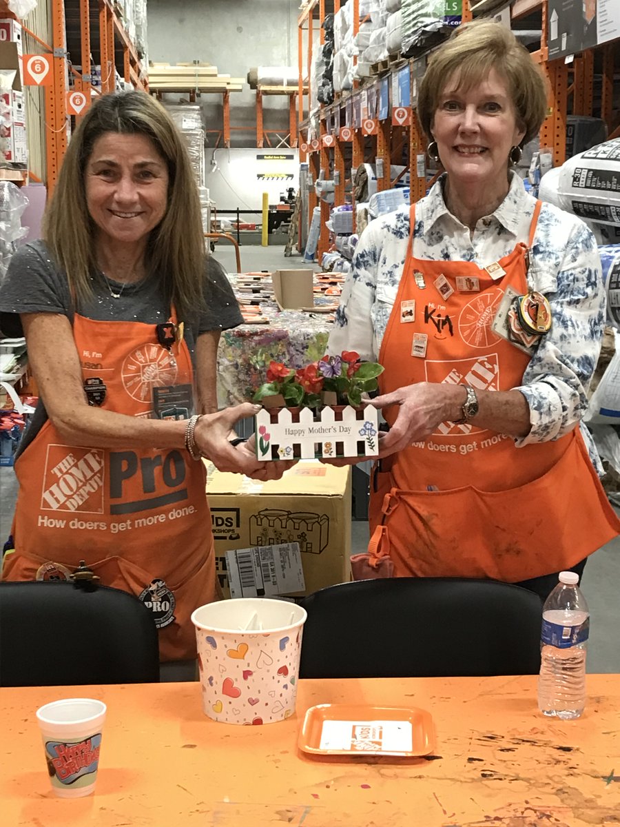 PerlinSusan's tweet photo. Just a few more pics from today's spectacular event.  If you think the kids had a great time, they had nothing on me and Kim!!!  So thrilled we're back in store.  @kiaLaneHD @ShawnWBrooksHD @jhiltonthd @KMTovey https://t.co/QxcuwJhNWQ